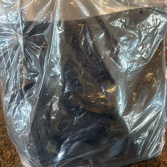 Beyond Yoga Black Convertible Backpack Bag, BEYOND YOGA Convertible Gym Bag - Picture 2 of 3